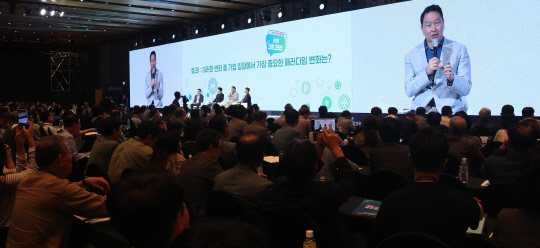 최태원 대한상공회의소 회장이 14일 제주 해비치호텔에서 열린 '제46회 대한상의 제주포럼 경영 토크쇼'에서 패널토론을 하고 있다. [대한상의 제공]